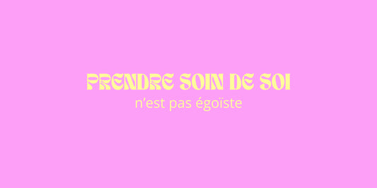 Carnet de journaling ouvert sur une table, outil de développement personnel pour apprendre à prendre soin de soi et cultiver son bien-être.